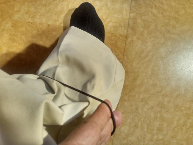 リングゴムを足首に巻いて...