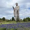 茨城県牛久市の風景[牛久大仏とラベンダー](フリー素材より)