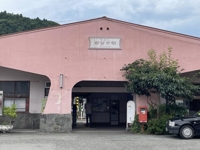 都留市駅(フリー素材より)