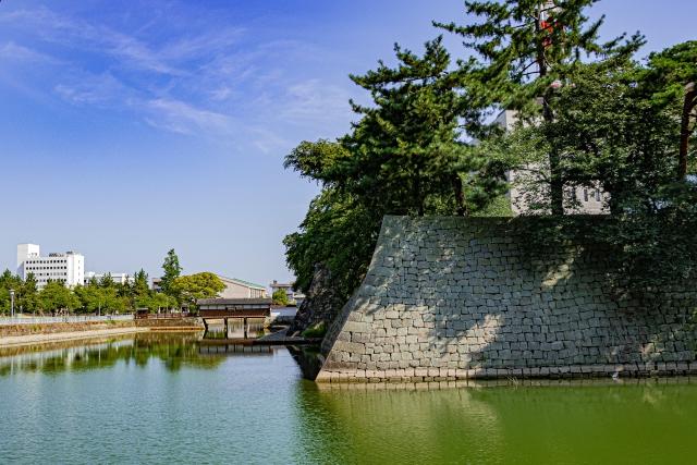 福井城のお堀(フリー素材より)