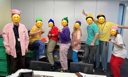 公園に集ってダンスする人々の参考画像