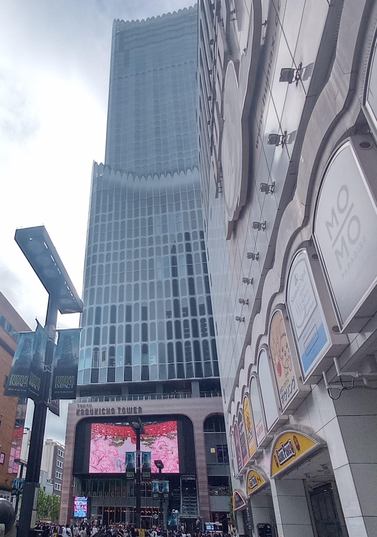 東急「歌舞伎町タワー」(正面)と「ヒューマックスパビリオン新宿歌舞伎町」(右側)