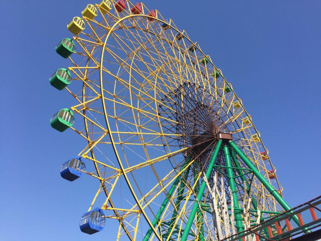 遊園地の観覧車（著作権フリーの素材写真を使用)