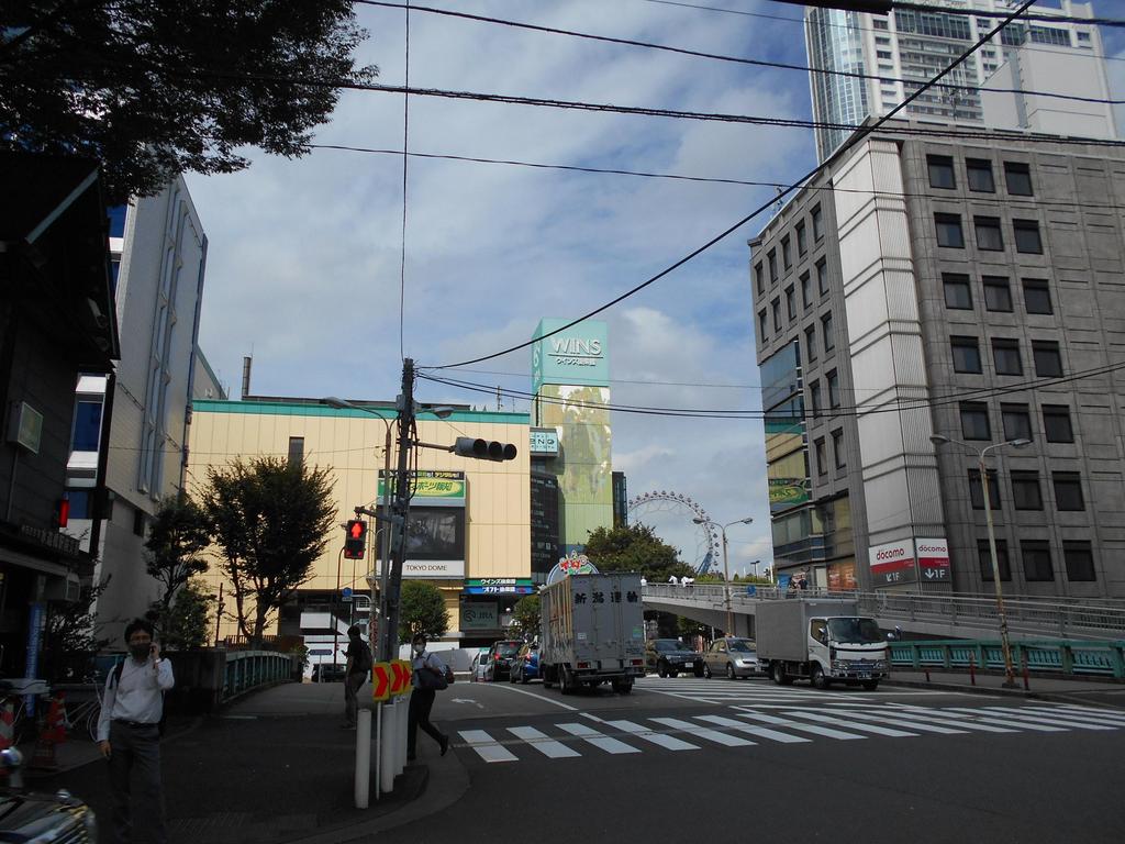 水道橋駅前「後楽橋」界隈（後楽園「黄色いビル」を望む）