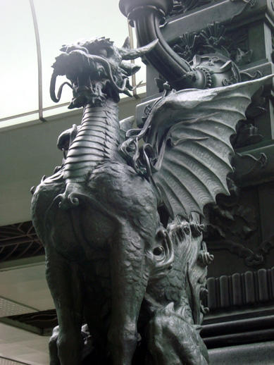 東京・日本橋の「翼のある麒麟」