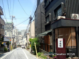 栄進館わきの下り坂