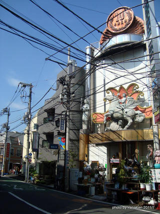 ホテル昌庭(昌庭之家)の隣の派手な建物