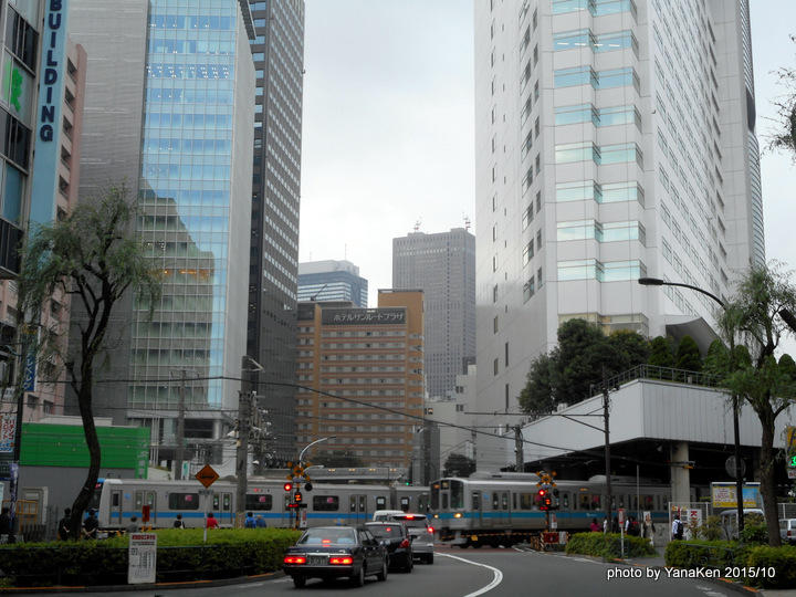 小田急ホテルセンチュリーサザンタワーと小田急線電車