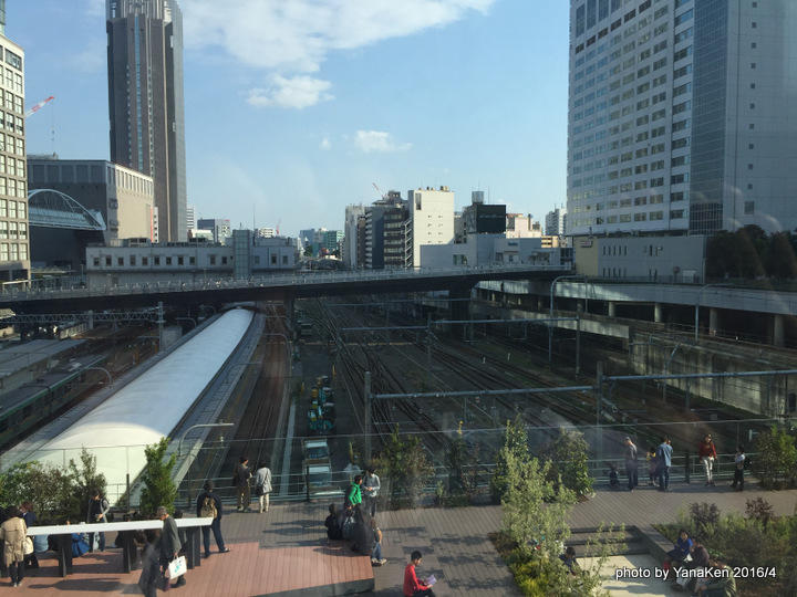 小田急ホテルセンチュリーサザンタワーと新宿駅構内