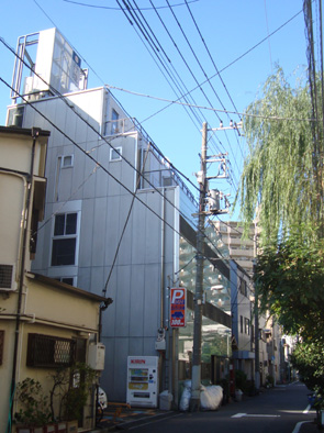 行燈旅館と柳の木