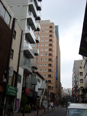 アパホテル＜日本橋駅前＞と周囲の町並み