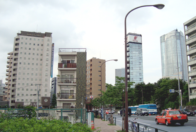 アパホテル＜西麻布＞と六本木ヒルズ