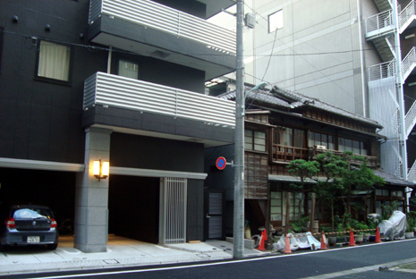 アパホテル＜築地駅南＞裏手と大宗旅館
