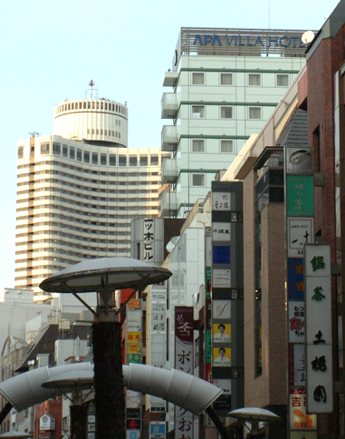 赤坂一ツ木通りに建つアパヴィラホテル赤坂見附