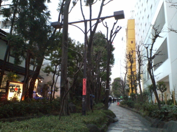 ベストウェスタン新宿と遊歩道「四季の道」