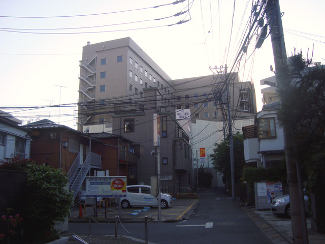 取り壊し準備中の「クロスウェーブ東中野」裏側