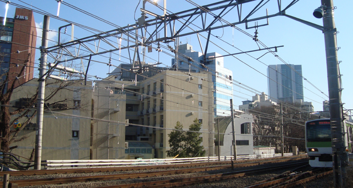 JR山手線と「ドーミーインPREMIUM渋谷神宮前」