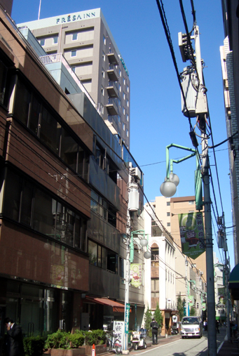 芝神明商店会の通りに位置する相鉄フレッサイン浜松町大門