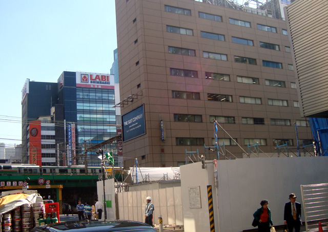 相鉄フレッサイン新橋とJRの高架線