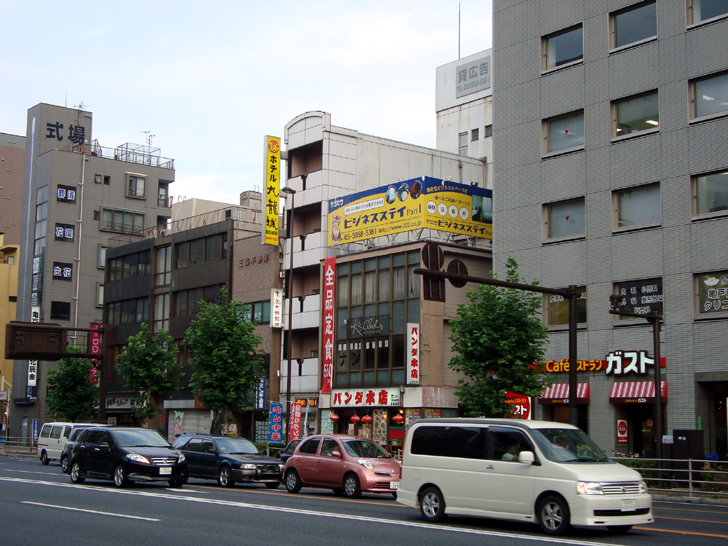 ホテル九龍城（京葉道路側外観)