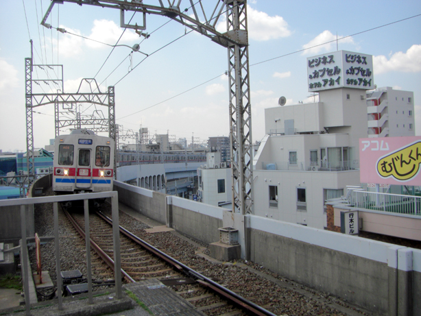 「ビジネス＆カプセル ホテル アカイ」と京成電鉄