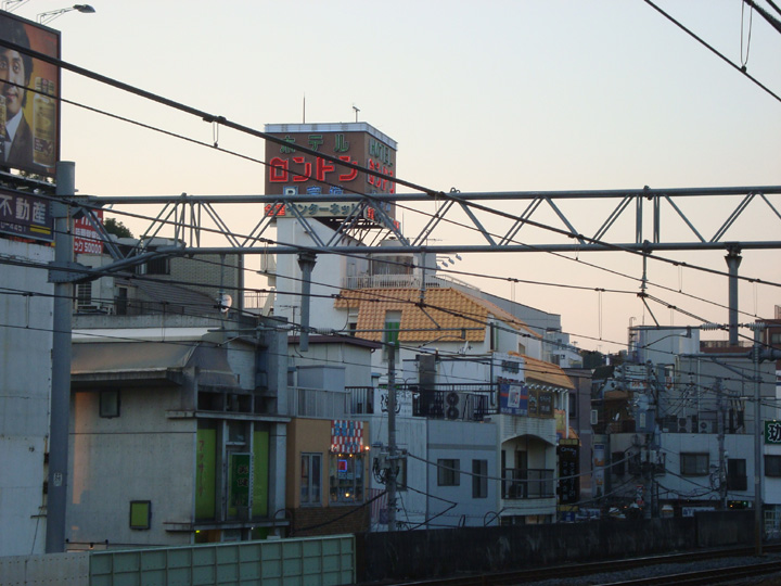 駅ホームから見たホテルロンドン王子店