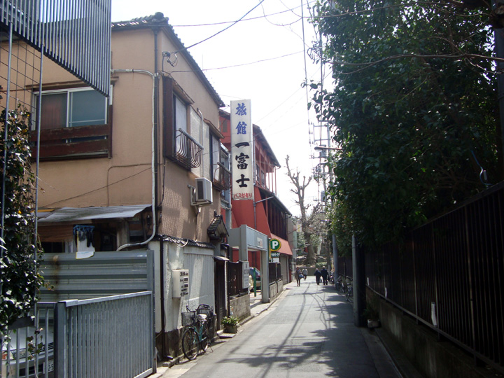 浅草のレトロ旅館「一富士」