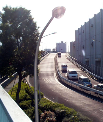 「入谷口通り」の坂道