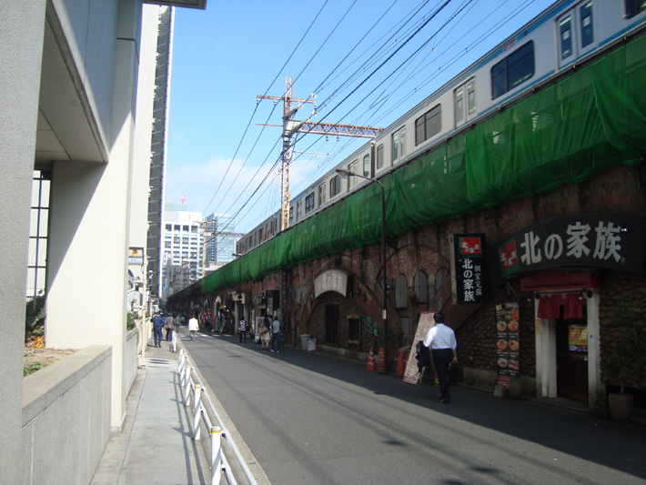 東電本社付近のJR高架線。正式名称「新永間市街線高架橋」
