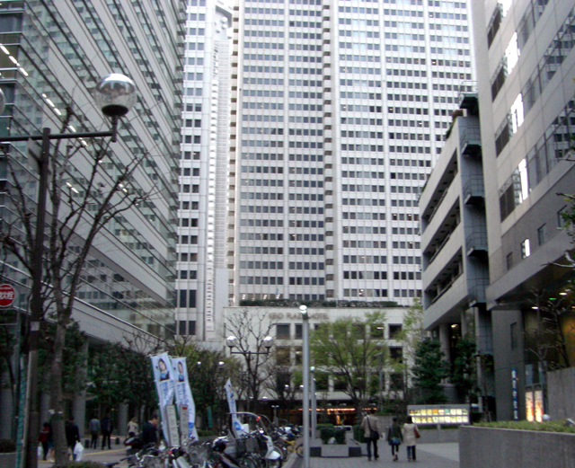 新宿駅西口から京王プラザホテルへの歩道