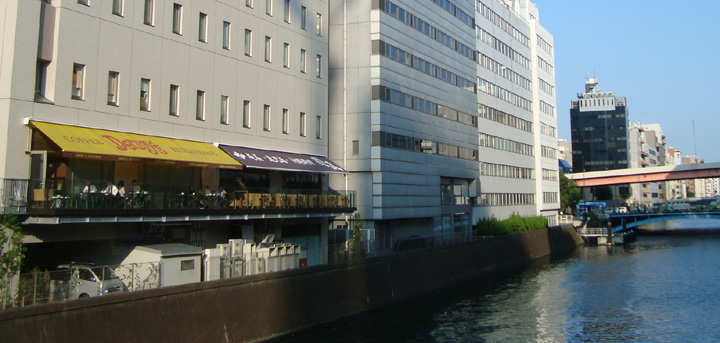 秋葉原ワシントンホテル／神田川に面したオープンテラス