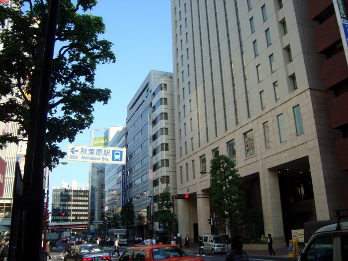 2010年新築の秋葉原ワシントンホテルと周囲の町並み