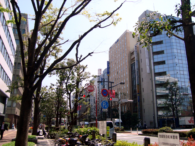 京王プレッソイン池袋と周囲の町並み