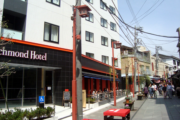 浅草の街並みに溶け込む工夫が見られるリッチモンドホテル浅草1階レストラン