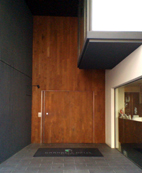 隠し扉のような渋谷グランベルホテルのエントランス