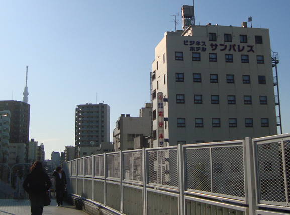 南千住の歩道橋とビジネスホテルサンパレス
