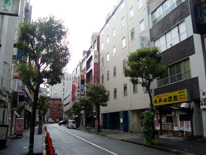 本館とアネックスが数軒おいて並ぶホテルサンルート五反田