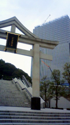建設途上のザ・キャピトルホテル東急と山王神社鳥居