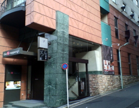 「瀬里奈」エリアに通じるザ・ビー六本木脇の坂道