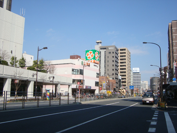 国際通りから東横イン浅草千束つくばエクスプレスを望む