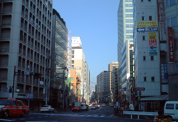 富坂下交差点と東横イン後楽園文京区役所前