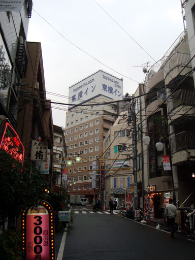 東横イン山手線大塚駅北口2全景と周囲の飲食店