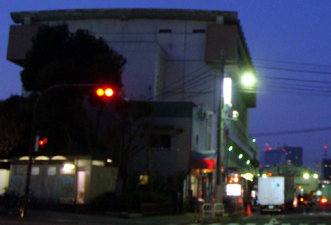 早朝の築地市場厚生会館