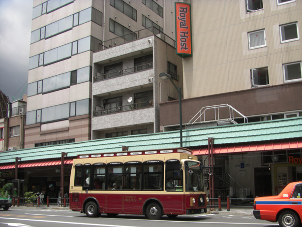 ホテルユニゾ浅草前をのんびり走る「めぐりん」。