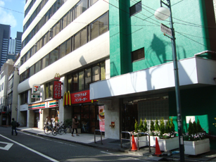 全理連ビルの背面側