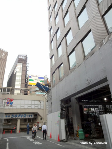 建設中のミレニアム三井ガーデンホテル東京と閉鎖された三原橋地下街