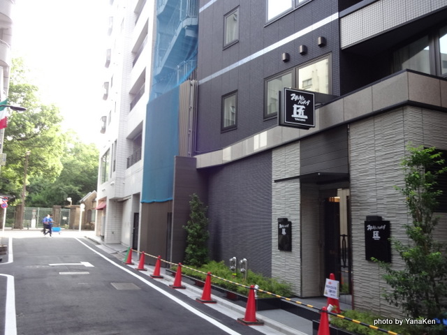 アパホテル＜新宿御苑前＞裏口の通り